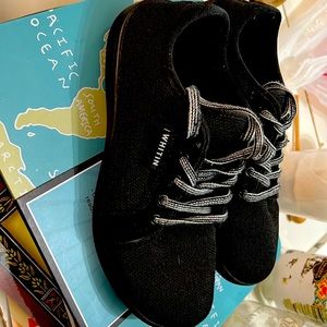 Whitten Black casual fabric shoes. Good arch support.